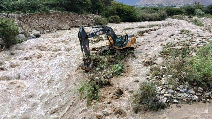maquinaría pesada realizando limpieza de río
