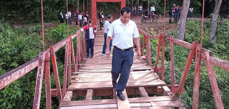 persona cruzando un puente de madera